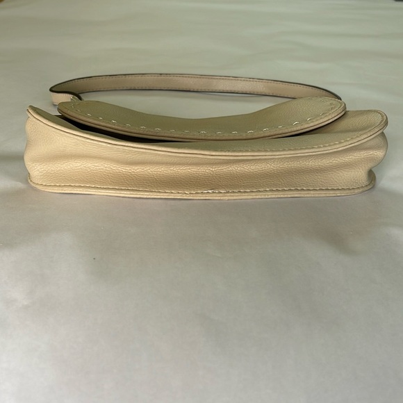 Liz Claiborne arm purse/clutch with removable 24” strap & magnetic snap closure - Picture 6 of 12